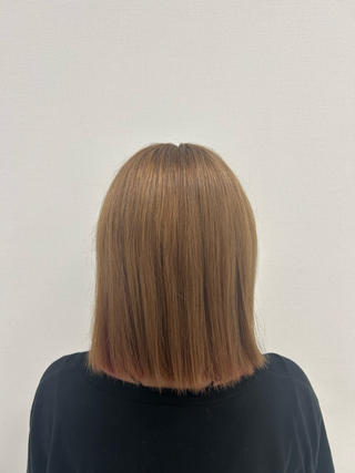 チラッと見えるインナーピンク
動くたび見えるピンクがワンポイントに
耳かけやヘアアレンジでさらに可愛く楽しめます
※根元をブリーチでリタッチした後にカラーを重ねています
ベースの明るさや髪の履歴によって仕上がりは異なります。
ブリーチなしの場合は同じお色味の再現が難しいことがありますのでご了承ください