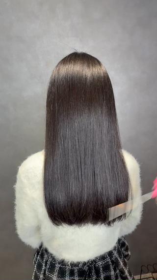 根元のうねりやパサつきを抑えつつナチュラルで自然なストレートに仕上げました
