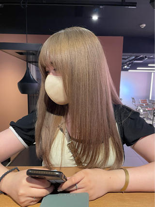 milk tea beige
暗染めや深めの赤など残留するカラー履歴があるお客様を黒染め落とし+1ブリーチでここまで明るく!!