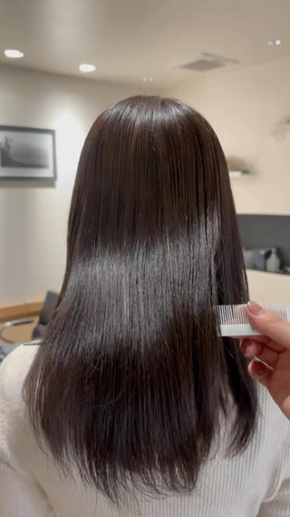 赤みを抑えた透明感カラーで、柔らかく艶のある暗髪に
重たく見えないナチュラルなブラウンベージュが人気です◎

髪質やダメージに合わせたカラー選定とAujuaシャンプーで、まとまりのある美髪ヘアに
前髪・顔まわりカットも合わせて、扱いやすく似合わせます！

#透明感カラー #暗髪カラー #ブラウンベージュ #艶カラー #韓国ヘア #髪質改善 #Aujua #セミロング #前髪カット #顔まわりカット #美髪 #ナチュラルカラー 