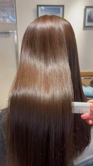 赤みを抑えたヘーゼルベージュで、柔らかい透明感と艶感のあるロングヘアに
暗すぎず、光に透けるナチュラルカラーが人気です◎

髪質やダメージ、お悩みに合わせてカラー選定・シャンプー・ケア方法までご提案させていただきます
髪質改善トリートメントとの組み合わせもおすすめです！

#透明感カラー #ヘーゼルベージュ #ベージュカラー #艶カラー #髪質改善 #ロングヘア #韓国ヘア #暗髪カラー #ナチュラルカラー #美髪 