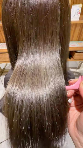 ずっと通ってくださっているお客様
トーンを少し落として艶々オリーブカラーに 