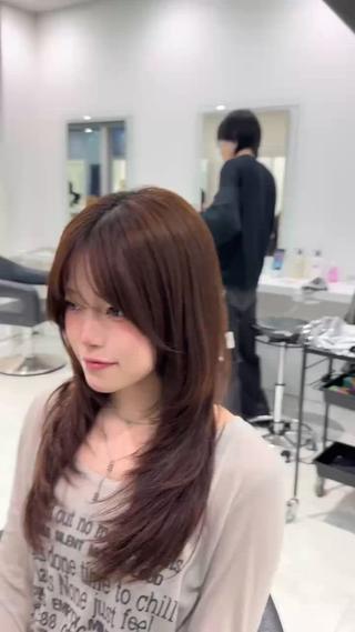 顔周りから、ふわっと流れるレイヤー
長さを残しながら、毛先に軽さと動きを。
柔らかなブラウンと合わせて、上品な韓国ヘアに仕上げました。
一人ひとりに合わせた顔周り、ぜひお任せください♤
保存してカウンセリングの参考に◎
ご予約はプロフィールのリンクから。
銀座|TAKUMI
#レイヤーカット #顔周りレイヤー #韓国ヘア #ブラウンカラー #銀座美容室