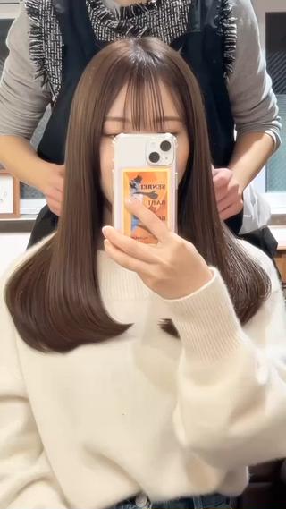 レイヤーカットに挑戦してみたいけど、少し不安な方へお勧めのスタイル前だけ、少しだけ等お客様それぞれオーダーメイドで構成できるので安心
カラーは明るすぎず暗すぎないヘーゼルベージュで上品に