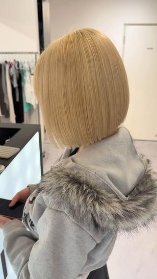 ショート カラー TATSUハイトーン ミルクティーベージュのヘアスタイル