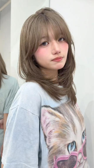 ミディアム カラー ヘアアレンジ TATSUハイトーン ミルクティーベージュのヘアスタイル