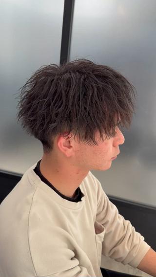 髪型で1番大事なのは"似合わせ"
やりたい髪型があるけど似合うかわからない。
是非一度ご相談下さい。
ブリーチカラーとフェザーパーマで爽やかさとかっこよさを。


メンズミニウルフ、マッシュ、センター、ジャニーズ系ヘアめちゃくちゃ得意です
カット後のご自宅での再現度の高さにこだわってます 