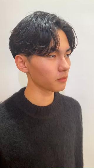 ショート パーマ メンズ 柏のセンターパート のプロ関口 柊太のヘアスタイル