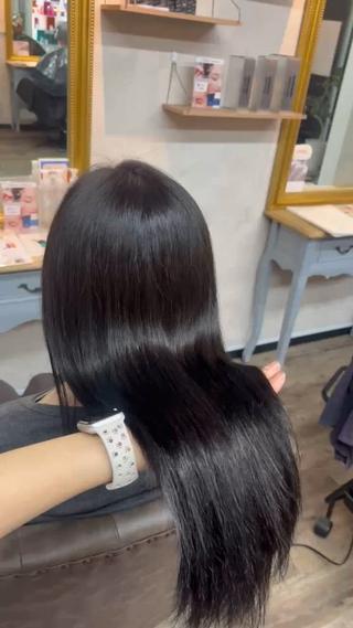 ワンカラー × 口コミ特典トリートメント
ワンカラーで自然なツヤ感のあるカラーに仕上げながら、口コミ特典のトリートメントでしっかりヘアケア。
トリートメントをすることで、カラー後の髪もツヤと柔らかさが段違いに。
カラー後のパサつきが気になる方
ツヤのある髪にしたい方
柔らかい手触りを目指したい方
髪のダメージが気になる方
カラーと一緒にケアしたい方
カラーだけでなく、髪の状態に合わせたケアも大切にしています
ケアならお任せください
ツヤと柔らかさのある、思わず触れたくなる髪へ仕上げます。