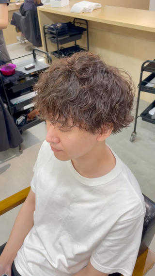 マットな質感での波巻きパーマも◎
#メンズパーマ
#ツイストスパイラル
#波巻きパーマ
#メンズカット