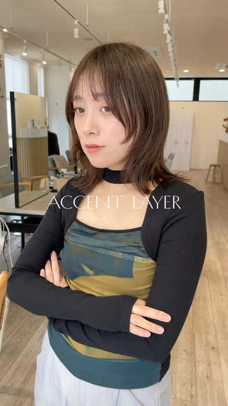 柔らかいベージュカラー×顔まわりのアクセントレイヤー
気分が上がる少しのpointです