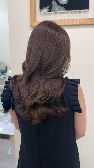 𝐥𝐚𝐲𝐞𝐫 𝐜𝐮𝐭
今のトレンドのレイヤーカット
ストレートでも巻いても可愛いスタイルはカットが大切︎
お客様の骨格や髪質、トータルバランスに似合わせて丁寧にカットします
巻くのが苦手な方でも簡単に再現できるレイヤーカットは私にお任せください
ダメージレス髪質改善𝐜𝐨𝐥𝐨𝐫
カラー剤の中に混ぜる処理剤の効果で、カラーのダメージをほぼゼロにしてくれます
ツヤと柔らかさを出し、繰り返す程に効果が高まっていく髪質改善メニュー
綺麗に伸ばしていきたい方や、枝毛や切れ毛などダメージが気になる方には必須メニュー