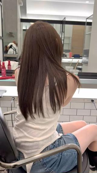 ツヤさらな質感に仕上げるトリートメントです。
髪の毛の状態によって配合を変えて施術致します 
