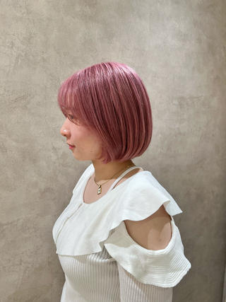 ボブラインのブリーチカラー
春らしく優しいピンクだけど、少し濃いめに色落ちも楽しめるカラーです
ボブの丸みもまた、可愛さを引き出してて
