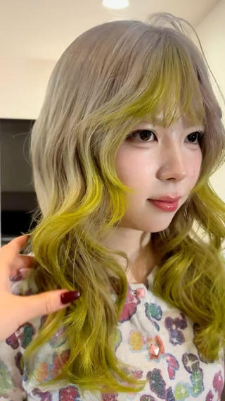 セミロング Cocona🦤 ハイトーン/レイヤーのヘアスタイル