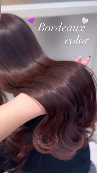 Bordeaux color
ピンクと赤紫を入れたカラー
暗めでベージュ系が飽きてきたお客様に冬のボルドーカラーおすすめです
冬でお洋服が暗めでも暖色ブラウンぴったり
