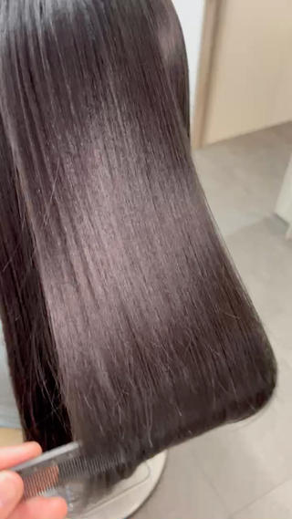 髪質改善×縮毛矯正
アリミノのクオラインを使用し、ダメージを最小限に抑えた施術。
ケラチン・PPT・CMC・トステア配合トリートメントで、内側から補修しながら自然で柔らかいストレートへ。
パサつき・広がり・くせ・うねりが気になる方に◎
施術後はツヤ・まとまり・扱いやすさ・持続性すべてアップ。
毎日のスタイリングが楽になる美髪へ