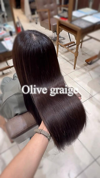 赤みやオレンジ味が気になる方におすすめなのが、透明感オリーブグレージュです。
髪の赤みをやわらかく打ち消しながら、くすみすぎない自然な明るさを演出してくれます。光に当たったときの透け感が上品で、重たく見えにくいのも魅力です。肌なじみが良いため、顔色がくすんで見えにくく、大人女性にも人気があります。季節を問わず楽しめて、色落ち後もベージュ感が残りやすいのも嬉しいポイントです。
透明感のある柔らかい印象にしたい方は、ぜひ一度オリーブグレージュで試してみてください。 