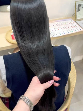 【 髪の毛のクセ、広がりが気になる方へ】
当店で人気の高いメニュー“髪質改善ストレート”です
乾かすだけで、アイロンを通したかのような
まとまりのある髪の毛へ仕上がります
従来の縮毛矯正とは違い、柔らかな質感も手に入るので
巻いてスタイリングすることもOKです◎
艶髪を求める方はぜひYuinaにご相談くださいませ