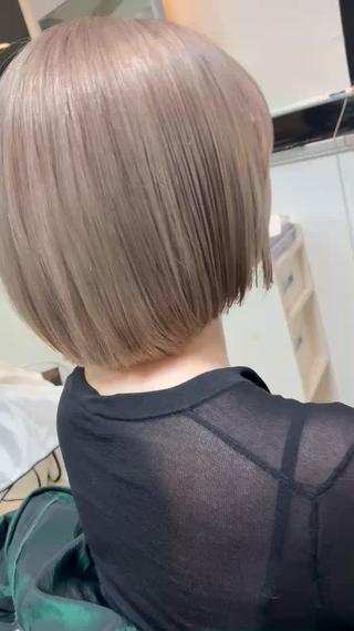 カット
ハイトーンボブ
カラー
黒髪から染めてます
ブリーチ2回して色味をいれます
グレーベージュに
韓国アイドル垢抜けカラー
かなり垢抜けます
白髪気になる方も