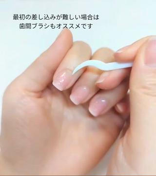 ピールオフの手順について
根元にスティック等で隙間を作り、潤滑剤としてお肌に使用可能なオイルを塗布し、ゆっくり剥がしていきます。無理に剥がしてしまうと爪表面も剥がれてしまうので、必ずオイルとスティック等を使用しながら行ってください。 