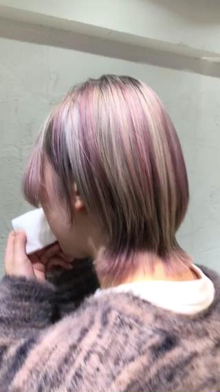 ホワイトカラーに表面にピンクのハイライトデザイン 