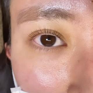 他店で思うようにまつげが上がらなかったお客様
まつ毛に合わせたロッドの選定とお薬の置き時間でしっかり根本からパーマをかけさせていただきました︎
