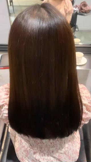 【縮毛矯正】
Lutiaの縮毛矯正は他サロンにはないこだわりの工程でしっかり
癖を伸ばしていきます
ダメージを考慮し1人1人の髪質にあったオーダーメイドのお薬調合で縮毛矯正をしていきます!
ブラシをメインに使って根本から癖を伸ばすのでダメージを抑え
ながら、ツンツンとした仕上がりにならない柔らかくてナチュラルな縮毛矯正となっています!
髪質改善のトリートメントとこ同時施術によって、よりダメージを抑えながらより柔らかく艶感の出る仕上がりになります