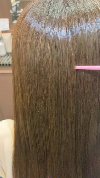 オリーブベージュ

︎特徴成分カシミヤケラチン配合、カシミヤのような柔らかさと上質な手触り

カシミヤケラチンと3種類の活性ケラチンを高濃度配合、髪の芯から潤いまとまる上質なカシミヤのような質感を実現しました。

︎エルカラクトンを高濃度配合、今までにない上質なツヤ感と持続性を実現

仕上がりの実感値と持続性をアップするため、処方の限界までエルカラクトンの濃度を高めました。

高貴で繊細な香りを身に纏う、今までにない至高のトリートメント体験

まるで香水をつけているような、時間の経過と共に変化する香りをお楽しみいただけます。
 