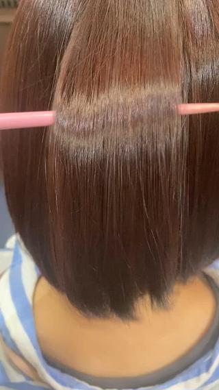 レッド系カラー

︎特徴成分カシミヤケラチン配合、カシミヤのような柔らかさと上質な手触り

カシミヤケラチンと3種類の活性ケラチンを高濃度配合、髪の芯から潤いまとまる上質なカシミヤのような質感を実現しました。

︎エルカラクトンを高濃度配合、今までにない上質なツヤ感と持続性を実現

仕上がりの実感値と持続性をアップするため、処方の限界までエルカラクトンの濃度を高めました。

高貴で繊細な香りを身に纏う、今までにない至高のトリートメント体験

まるで香水をつけているような、時間の経過と共に変化する香りをお楽しみいただけます。
 
