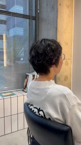 ツヤのあるbrownカラー
くせを生かしたショートヘア
元々ショートヘアから分け目をなくして動きのあるスタイルにしました✩.*˚