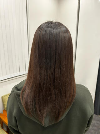 トリートメントとアイロンをしなくても、
乾かしただけでここまでツヤも出ます️
弱い薬で少しずつ施術したので髪のダメージも抑えられ
とても素敵に仕上がりました
これから梅雨の時期に入るので髪の毛気になる方は
ご予約お待ちしております