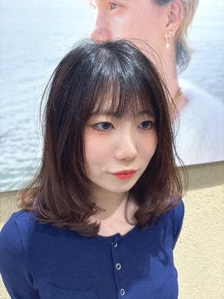 ミディアムヘアでレイヤーありの内巻きワンカールパーマ𓂃𖡼.*゚
レイヤーを足して毛先をワンカールさせることでコテで巻いたようなボリューム感の仕上がりに
たったワンカールでとっても可愛いイメージになります( *˙˙*)