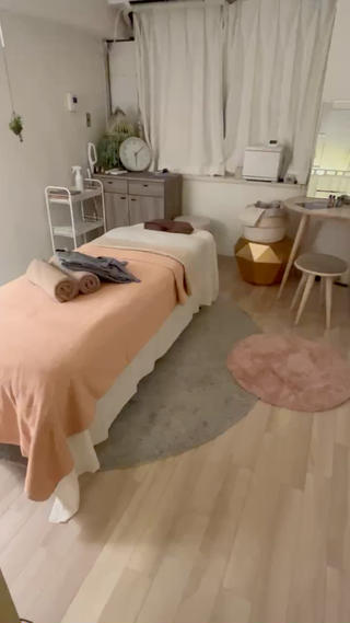 お部屋はこの他にも
いくつかのレンタルサロンを使用しております。
レンタルサロンってちょっと心配、、、と思いますよね?
扉を開ければまるで自分のお部屋のような落ち着くプライベート空間になっております
さらにリネン類、スリッパ、バスマット、フットバス、グラスなど、、、レンタルサロンにも用意はあるのですが、
お客様が直接触れるものは衛生面を特に考慮し、持参しております。ご安心しておくつろぎください