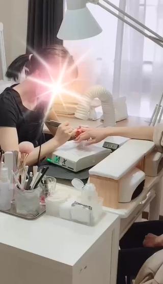 ネイルライトが熱いと感じるお客様のために、ライトを2台用意しております。1台で仮硬化してから、2台目のライトで本硬化をするので熱さは感じません

また、集塵機(削ったダストを吸う機械)も2台用意してなるべくダストが舞わないようにしています。 