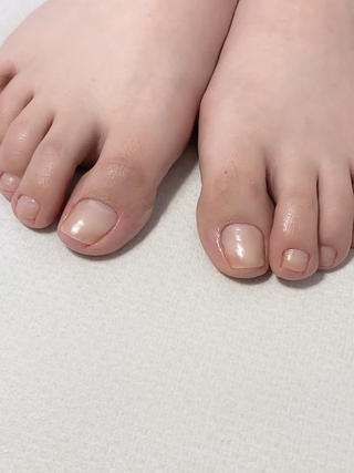 のびのびだった爪もガタガタだった表面も綺麗に整えました。これからの季節には必須のケアです！
フットケア 
