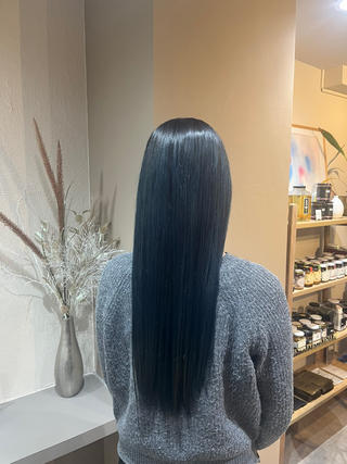  Navy blue ⋆*
紫がかった深みのある青が特徴のネイビーブルー
暗めのトーンでも重く見えにくくほんのり青みが透ける
ことで透明感のある落ち着いた雰囲気に仕上がります
色落ちによる黄ばみが強かったため補色として紫をプラス
黄みを抑えながらツヤ感のあるネイビーカラーに✮⋆*