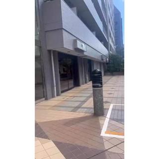 pegのお店の入り方から受付のご案内です
自動ドアですが、
ドアの横にあるボタンに軽く触れないと開きません
お店に入ったら、ロッカーにお荷物を入れて、
その横のクリアのテーブルとイスがございますので
スタッフのご案内までイスにお掛けいただいて、お待ちくださいませ