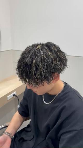 【人気No.1】
メンズカット+ツイストスパイラル+ハイライト
︎立体感あるハイライト
︎無造作に決まるツイスパ
︎セット簡単◎
︎初パーマもおすすめ!
動き・束感・雰囲気までこだわった
今人気の王道メンズスタイルです◎