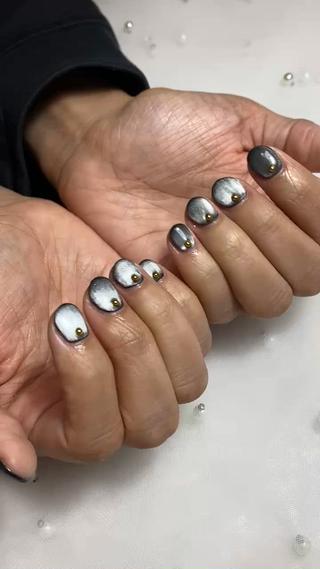 角度を変えると下地の黒が見えて可愛いです