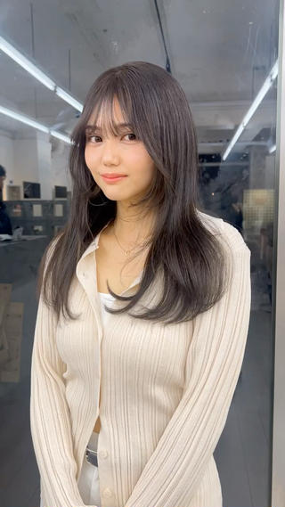 赤みを気にするお客様お任せ下さい
パールグレーと顔まわりレイヤーで
大人ガーリーなスタイルに