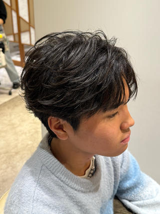 今っぽい質感のフェザーショート