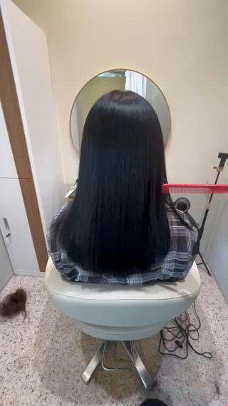 セミロング 奥本 侑 髪質改善、ツヤ髪のヘアスタイル