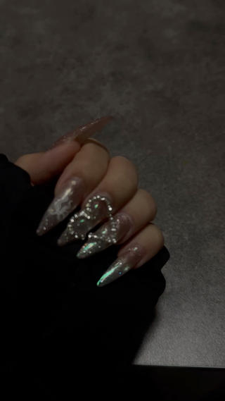 キラキラのトレンドネイルです