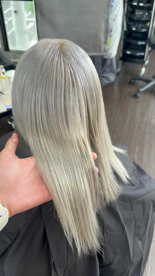 憧れのホワイトカラー
ブリーチベースだからこそ叶う、透き通るようなホワイトカラー。黄ばみを抑えたクリアな発色で、360°どこから見ても美しいハイトーンに。ケアブリーチでダメージをできるだけ抑えながら理想のホワイトヘアをご提案します
ホワイトカラー/ホワイトブロンド/ホワイトベージュ/ホワイトミルクティー/ブリーチカラー/ケアブリーチ/ダブルカラー/ハイトーン/透明感カラー/心斎橋美容室/長堀橋美容室