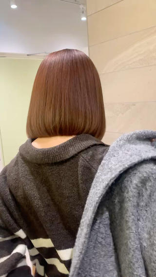 『 カット+縮毛矯正 』
伸ばしていく為、毛先を揃えて長さ修正と軽さ調節のみ
弱めのお薬で柔らかさを残したストレートに