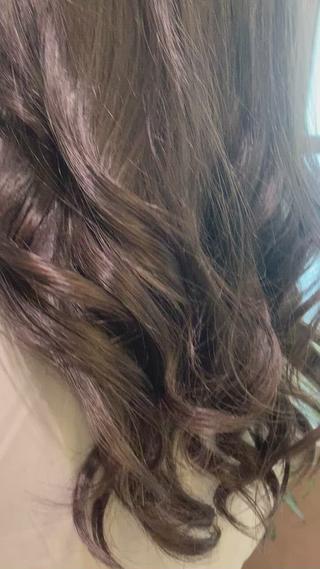 lavender gray
毛先はブリーチ毛ですが、
Blueblackの暗髪を繰り返されているお客様
暗さはキープしつつ、透明感のあるlavender系にチェンジ︎
光の当たり具合で、色味の変化が出てとてもキレイです