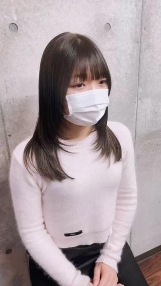 【韓国レイヤーカット】

顔まわりのたぷっとした動きで
ワンカールでもかわいいです！

ぱっつん前髪との相性も抜群です◎ 