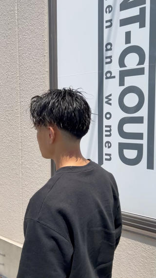 スキンフェード×パーマ 相性抜群
このモデルの方は地毛が伸びていて、パーマは後少ししか残っていなかったですが、次回くらいがパーマ当てごろかなと思います^ ^