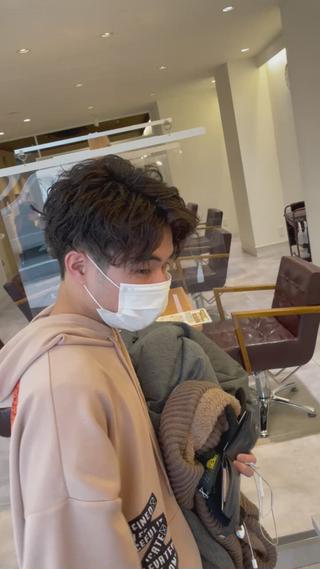 メンズ美容師おすすめ
.
癖毛を活かせるパーマ紹介

・ツイストスパイラル

もともと癖毛で悩んでいる方でもその癖を活かしてパーマすることで【扱いやすく】より【カッコ良く】
.
大人気で最近流行りのパーマで起きて髪の毛を濡らしワックスを揉み込むだけの脅威の5分セット
.
是非一度体感してみてください

#メンズ#メンズスタイル#ツイストスパイラル #ツイストスパイラルパーマ #メンズカット#奈良 #大和西大寺#menshair #menshairstyle #mensparm 